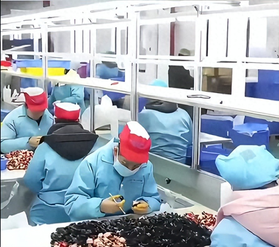 玩具公司每天要生产20万个哪吒