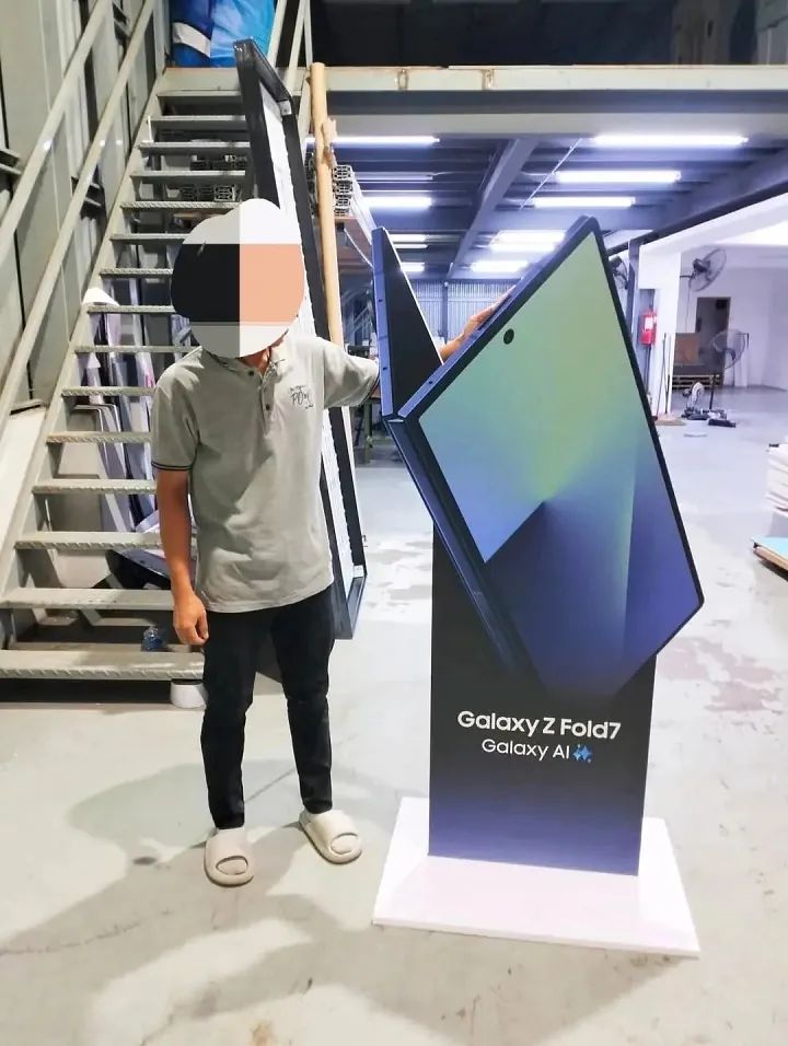 三星最薄、最轻折叠手机:Galaxy Z Fold7 新渲染图曝光,相机明显凸起