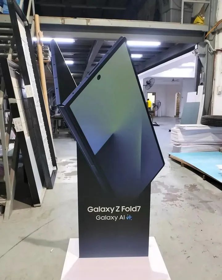 三星最薄、最轻折叠手机:Galaxy Z Fold7 新渲染图曝光,相机明显凸起